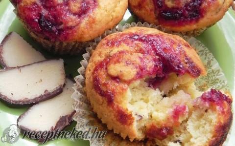 Marcipános muffin szilvaörvénnyel