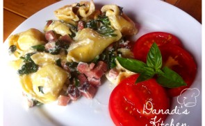 Tejfölös-spenótos-szalonnás tortellini