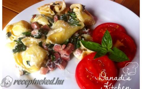 Tejfölös-spenótos-szalonnás tortellini