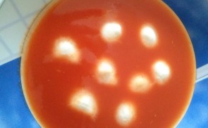 Paradicsomleves mozzarellagolyókkal