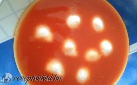 Paradicsomleves mozzarellagolyókkal