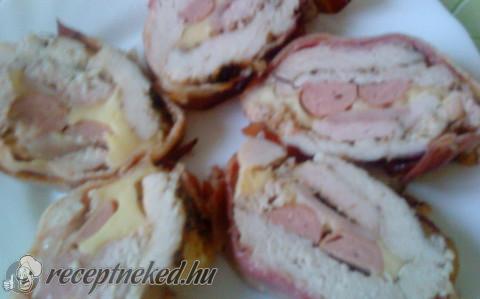 Baconbe göngyölt, füstlivel töltött pulykamell