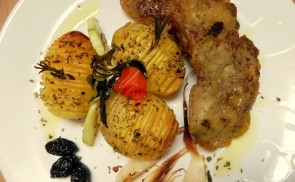 Bundázott csirkemáj, csíkos mediterrán krumplival