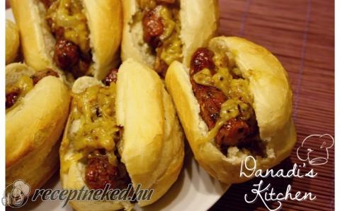 Juharszirupos hot dog dijoni mustáros hagymával