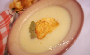 Zöld fűszeres burgonyakrémleves burgonya chipsel