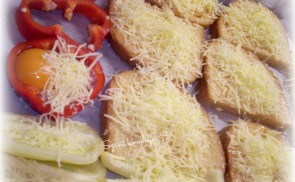 Bundás kenyér, sült paprika és paprikában sült tojás a sütőből