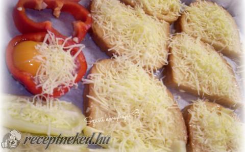 Bundás kenyér, sült paprika és paprikában sült tojás a sütőből
