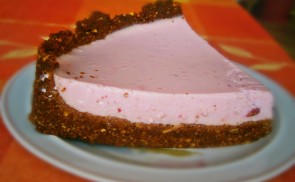 Málnás-keksz torta