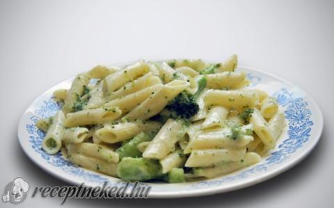 Sajtos – brokkolis penne
