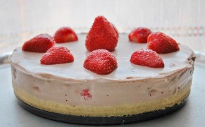 Tejcsokoládés epertorta