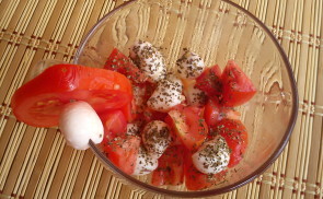 Bazsalikomos mozzarellás paradicsomsaláta