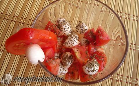 Bazsalikomos mozzarellás paradicsomsaláta