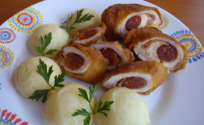 Sajttal-sonkával kolbásszal töltött csirkemell rolád