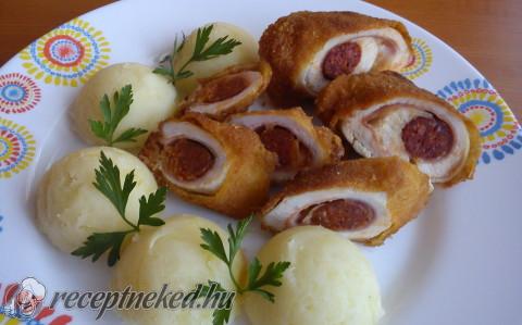 Sajttal-sonkával kolbásszal töltött csirkemell rolád