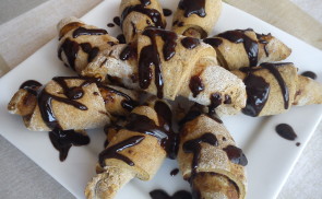 Mézeskalács croissant szilvalekvárral