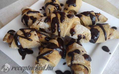 Mézeskalács croissant szilvalekvárral