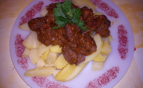 Vörösboros őzpörkölt