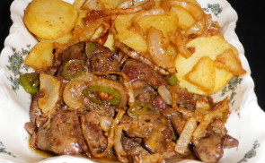 Csípős pirított csirkemáj, sült krumpli és sült hagyma