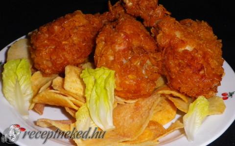 Kukorica pelyhes csirkecomb, burgonya chips, fejes saláta
