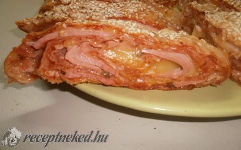 Pizzás tekercs rétes tésztával