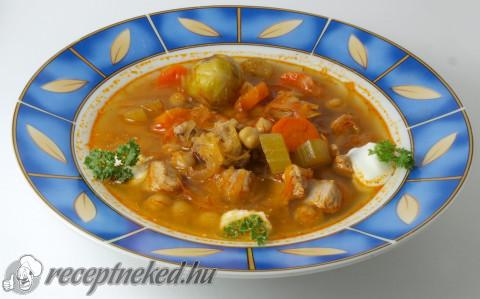 Korhely gulyás csicseriborsóval