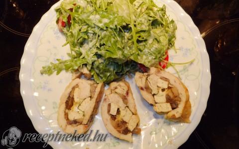 Gombás csirke tekercs rucola salátával