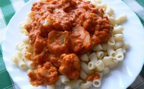 Tőkehal paradicsomos szószban mogyoróvajjal