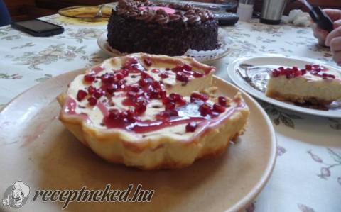 Sült sajttorta gránátalmával