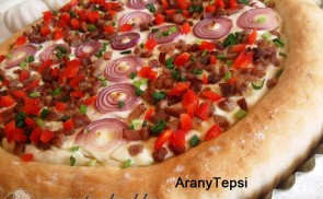 Házi sonkás háromhagymás pizza