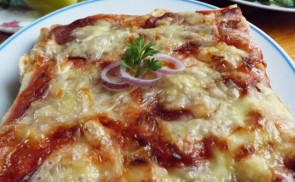 Egyszerű szalámis pizza