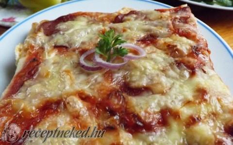 Egyszerű szalámis pizza