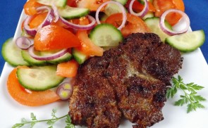 Mustárban pácolt serpenyős tarja színes vitaminsalátával