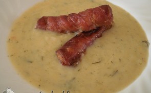Tökfőzelék baconbe göngyölt sült virslivel