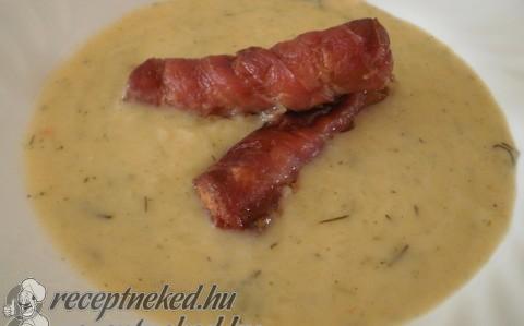 Tökfőzelék baconbe göngyölt sült virslivel