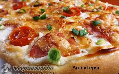 Színes sonkás pizza fokhagymásan