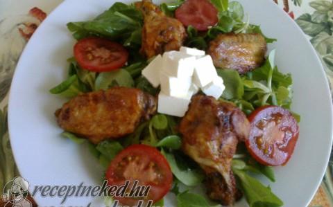 Pikáns csirkeszárnyak vitaminsalátával