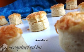 Sajtos-tejfölös minipogácsák