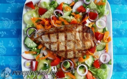 Medvehagymás tejben pácolt grillezett csirkemell magvas vitaminsalátával