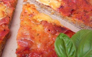 Lenmaglisztes pizza, házi paradicsomos szósszal Chorizoval