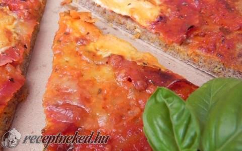 Lenmaglisztes pizza, házi paradicsomos szósszal Chorizoval