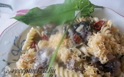 Fusilli fehérboros, tejszínes gombával, medvehagymával és füstölt sajttal