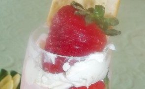 Mascarponés, eperjoghurtos krém eperrel
