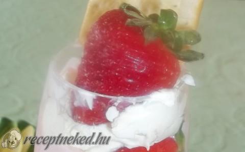 Mascarponés, eperjoghurtos krém eperrel