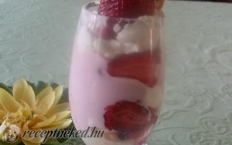 Mascarponés, eperjoghurtos krém eperrel