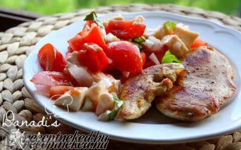 Fűszeres csirkemell mozzarellás paradicsom salátával