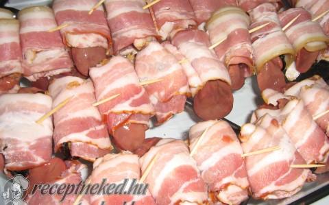 Aszalt szilvás csirkemáj baconbe tekerve