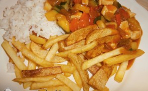 Zöldséges csirkemell paradicsomszószban vegyes körettel