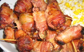 Aszalt szilvás csirkemáj baconbe tekerve