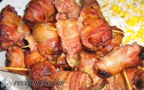 Aszalt szilvás csirkemáj baconbe tekerve