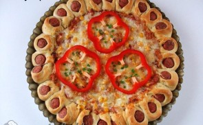 Körbe virslis pizza paradicsomos alappal